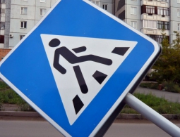В Брянске водитель "Nissan" покалечил на зебре пенсионерку