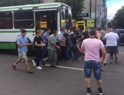 Жители Брянска подняли автобус, чтобы спасти мотоциклиста
