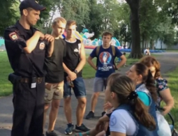 В Брянске рейд борцов с курением и алкоголем сняли на видео