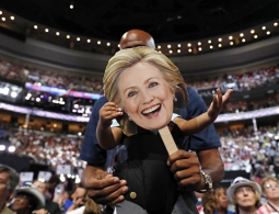 Хиллари в роли ведьмы, на которую охотятся