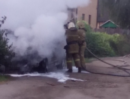 В Брянске сгорел автомобиль "Фольксваген"