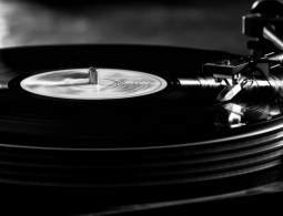 Японский аудиофил улучшил звук персональным электрическим столбом и трансформатором