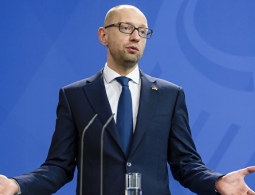 Яценюк требует предоставить Украине оборонительное оружие НАТО