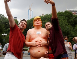 WP: статуи обнаженного Трампа появились в пяти американских городах