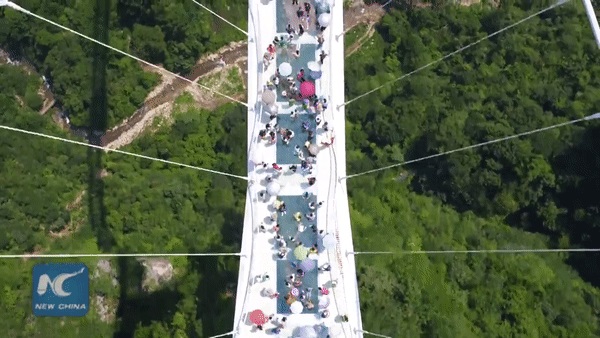 В Китае открылся самый длинный в мире стеклянный мост. ВИДЕО