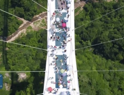 В Китае открылся самый длинный в мире стеклянный мост. ВИДЕО