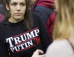 В штабе Клинтон обвинили Трампа в финансовых связях с Россией