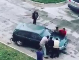 Опубликовано видео «борьбы» дорожников с мешавшей им машиной