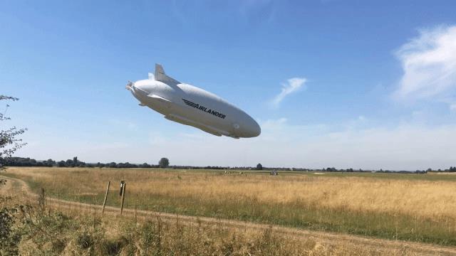 Крупнейшее в мире воздушное судно упало во время тестового полета. ВИДЕО