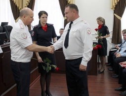 Брянского полицейского наградили за спасение тонувших подростков