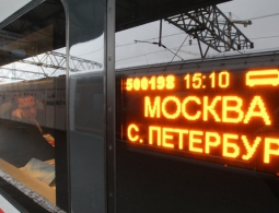 В Петербурге девушка, спешившая на "Сапсан", выбила дверь автобуса