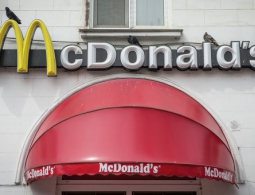 В США посетители McDonald's обнаружили червей в своих бургерах