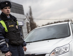 В Москве водителя оштрафовали из-за блика фар на мокром асфальте