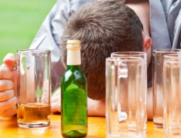 Ученые выяснили, что превращает человека в алкоголика