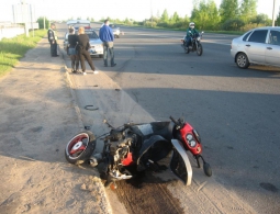 В Брянске автоледи на ВАЗе сбила 25-летнего мотоциклиста