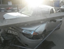 Брянская водительница уложила столб на свой автомобиль