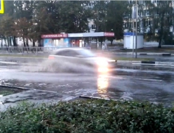 Пешеходный переход у брянской поликлиники № 5 снова ушёл под воду