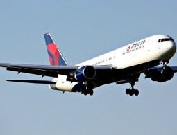 Американская Delta Airlines временно прекращает прямые полеты в Россию