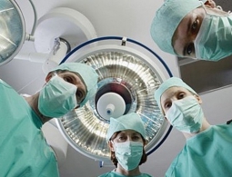 В Польше врачи спасли женщину, потерявшую большую часть кожи головы