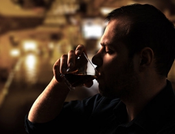 Ученые назвали рекламу главным двигателем подросткового алкоголизма