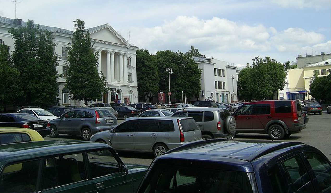 Богомаз предложил организовать платную парковку в центре Брянска