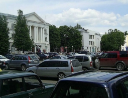 Богомаз предложил организовать платную парковку в центре Брянска