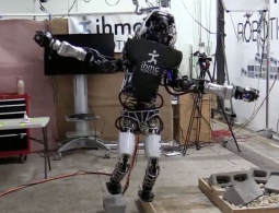 #видео | Робот Atlas научился балансировать на одной ноге