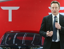 Илон Маск рассказал об особенностях обновления системы автопилота Tesla