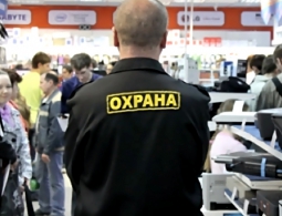В Брянске охранник магазина украл деньги у продавщицы