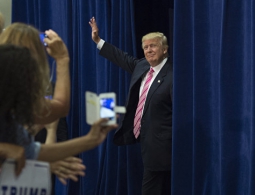 Politico объяснила, почему в Евросоюзе тайно поддерживают Трампа