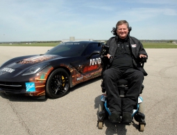 Парализованный водитель получил права на вождение авто