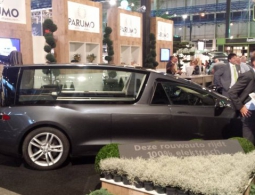 В Нидерландах из Tesla Model S сделали катафалк