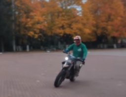 В Брянске сняли на видео наглый проезд мотоциклиста по Кургану