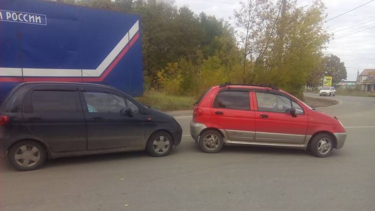 В Брянске автомобилистка попутала передачи и устроила глупое ДТП