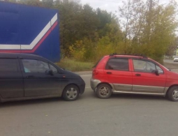 В Брянске автомобилистка попутала передачи и устроила глупое ДТП