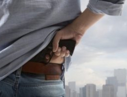 ЖИТЕЛЬ БРЯНСКА ОГРАБИЛ МАГАЗИН РОДСТВЕННИКА С ЗАЖИГАЛКОЙ-ПИСТОЛЕТОМ