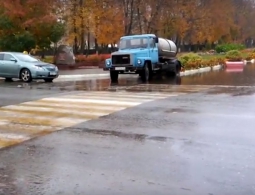 В Жуковке героическую борьбу с лужами сняли на видео
