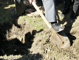 Злостных нарушителей ПДД заставят рыть могилы на кладбище