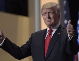 Трамп обвинил Хиллари Клинтон в коррупции и предложил ей пойти на исповедь