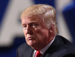 Трамп пообещал в случае избрания ограничить "власть СМИ"