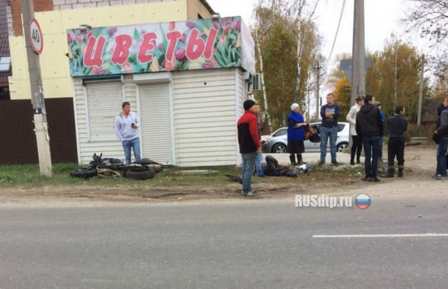 ДТП с мотоциклистом, двумя машинами и столбом попало на регистратор