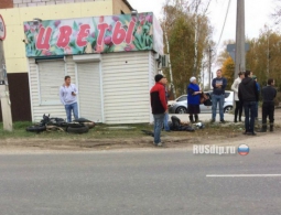 ДТП с мотоциклистом, двумя машинами и столбом попало на регистратор