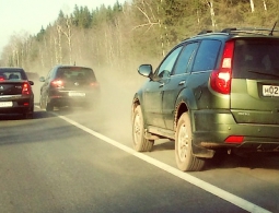Автомобилисты начали получать штрафы за езду по обочине в Подмосковье