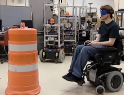 Разработано «умное» инвалидное кресло, способное самостоятельно объезжать препятствия