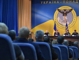 Порошенко выступил на фоне эмблемы с совой, пронзающей Россию мечом