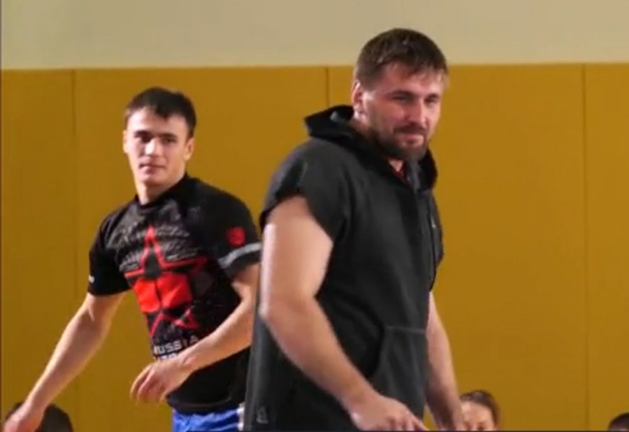 Минаков провел мастер-класс для участников боксерского шоу на 
