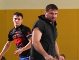 Минаков провел мастер-класс для участников боксерского шоу на "Матч ТВ"
