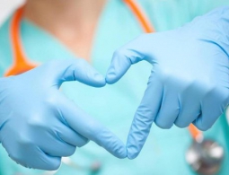 Российские хирурги впервые в мире провели операцию ребенку по установке клапана сердца через прокол шеи