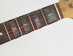 Накладной самоучитель FretX поможет освоить гитару