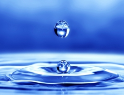 Женщина, живущая с аллергией на воду